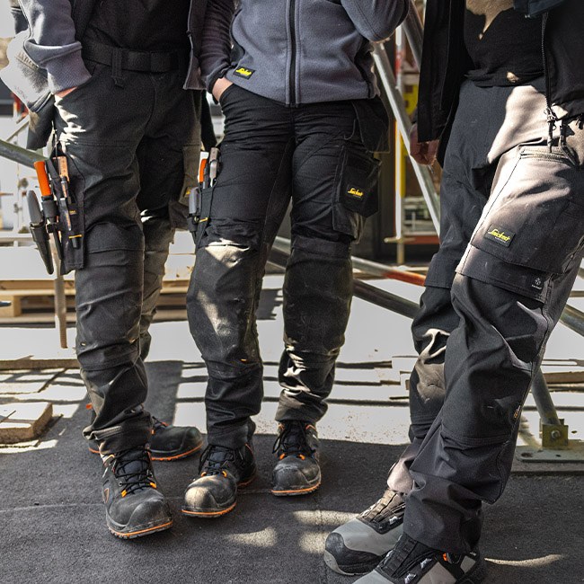 Pantalons de travail portés en atelier