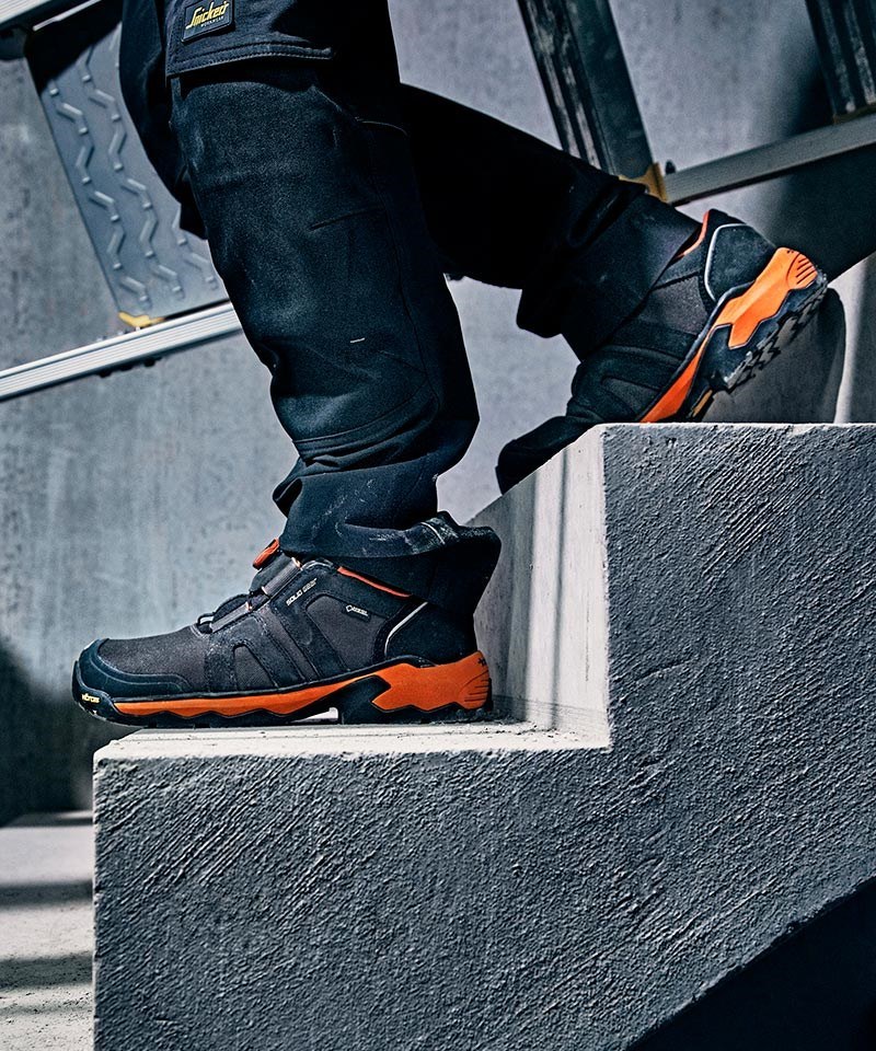 Chaussures de sécurité portées sur un chantier