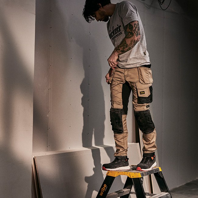 Professionnel en T-shirt sur un chantier intérieur