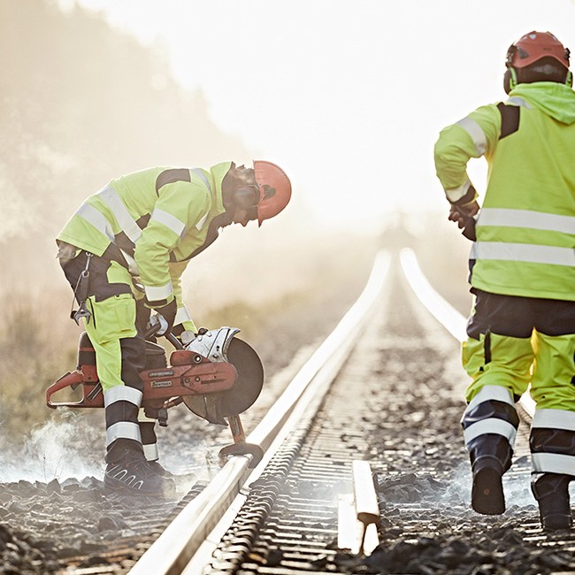 Équipe en vêtements haute visibilité sur un chantier ferroviaire